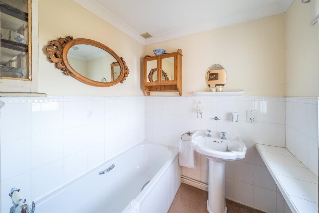 House in Tandridge, Bletchingley - More