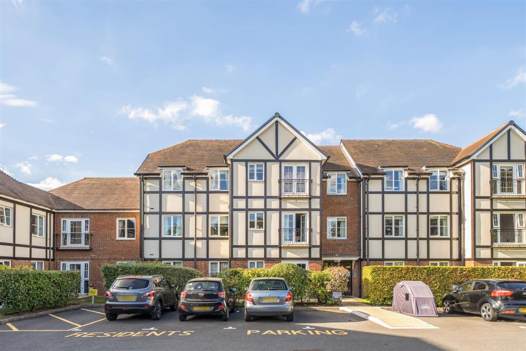 Apartment in Reigate and Banstead, Nork - View 3