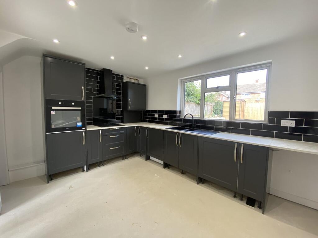 Mascord Road, Banbury, OX16 - More