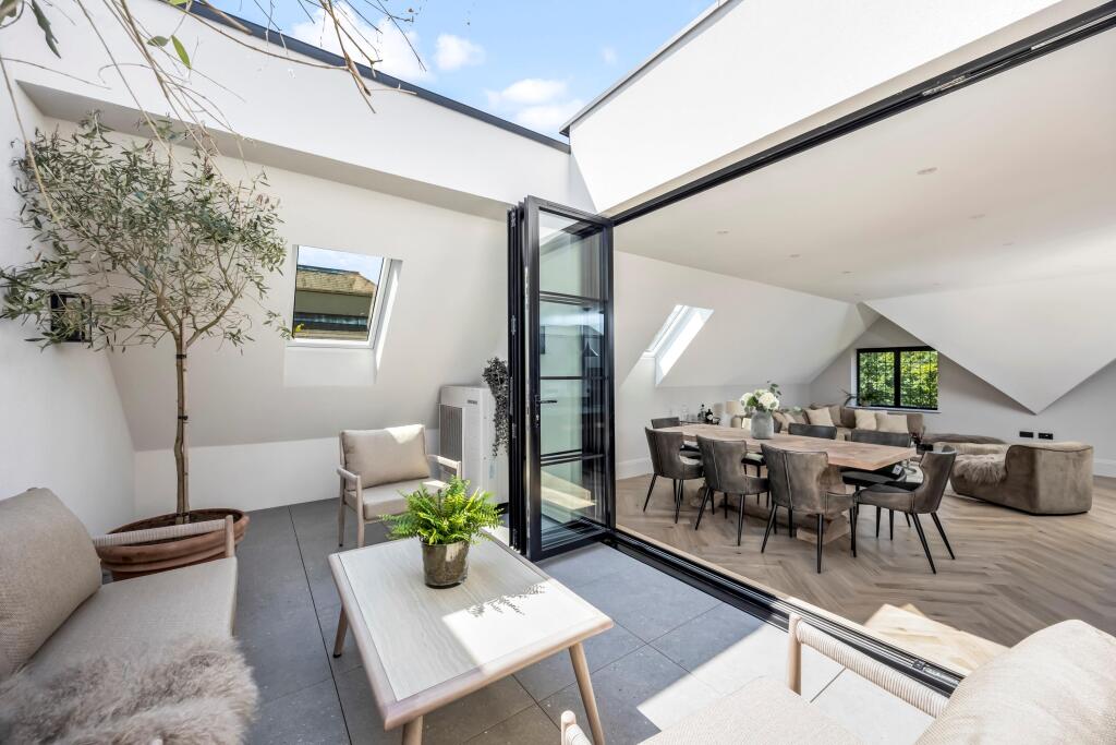 Apartment in Kingston upon Thames - View 4