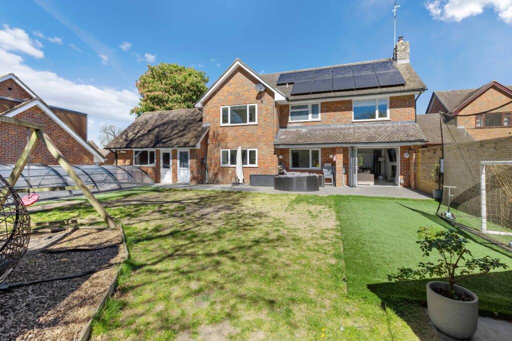 Main image of property: Chestnut Walk, Stevenage, Hertfordshire, SG1