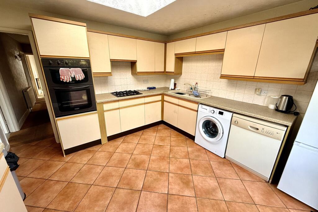 Pratton Avenue, Lancing, West Sussex, BN15 9NU photo 4
