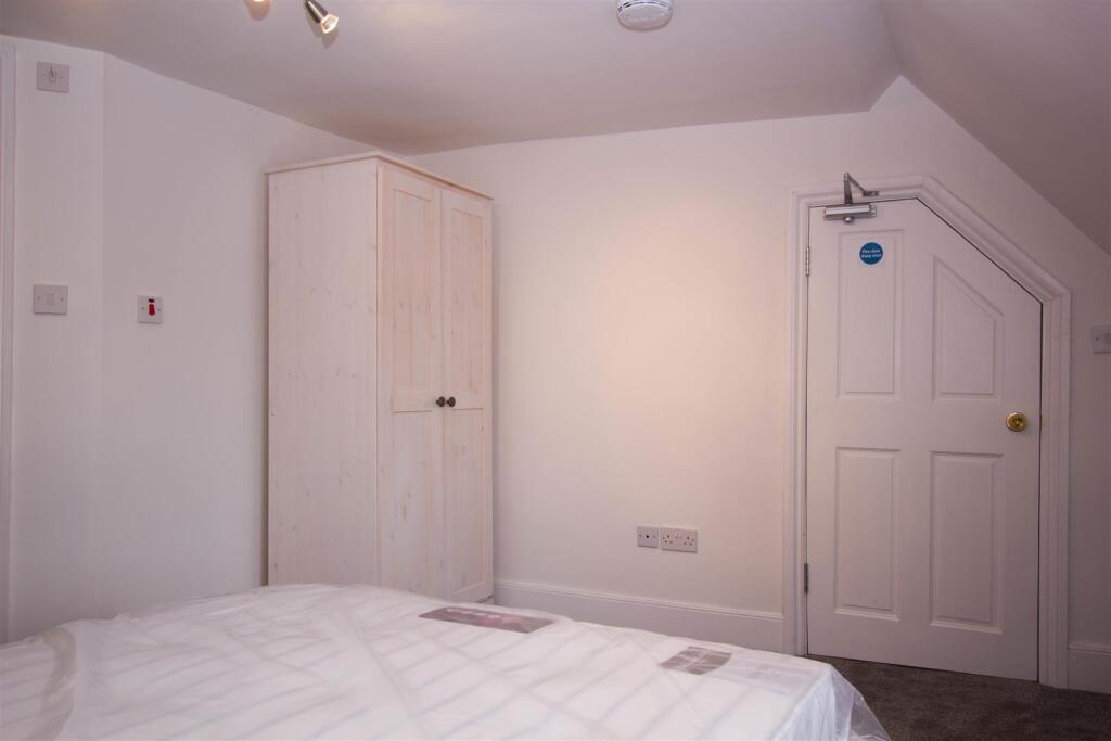 House in Worcester - View 2