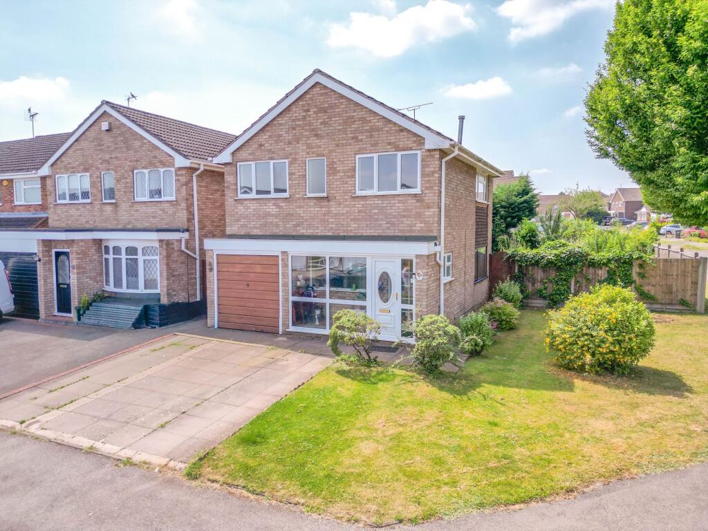 3-bed detached on Oberon Close, Nuneaton, CV11, £300,000