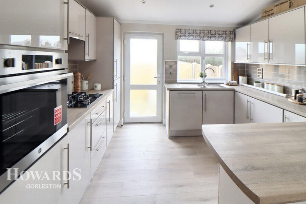 2-bed caravan on Belton Country Park, Stepshort, Belton, £250,000