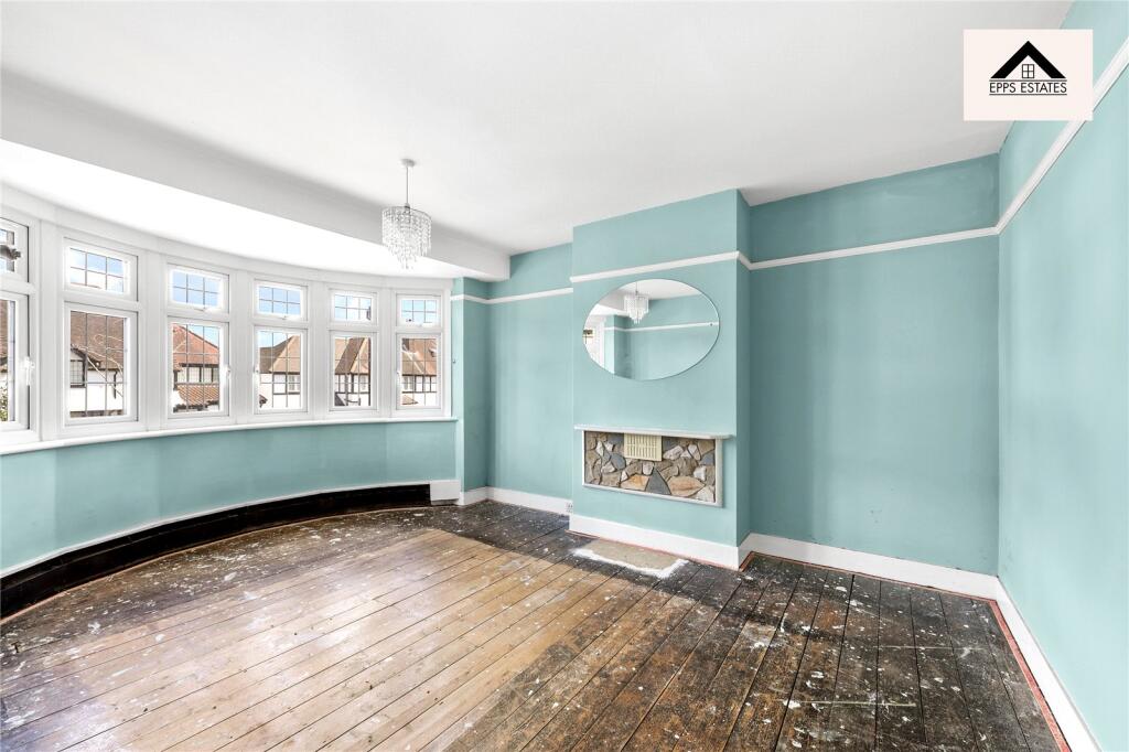 House in Epping Forest, Grange Hill, Chigwell - More