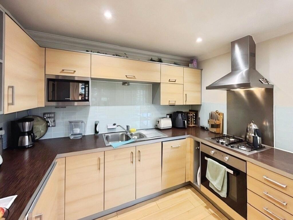 Apartment in Runnymede, Egham - View 3