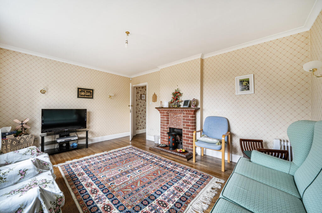 House in Swindon, Broome Manor, Lawn - View 5