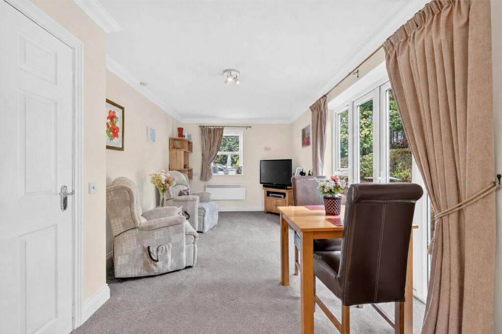 Apartment in Romford, Chadwell Heath - More
