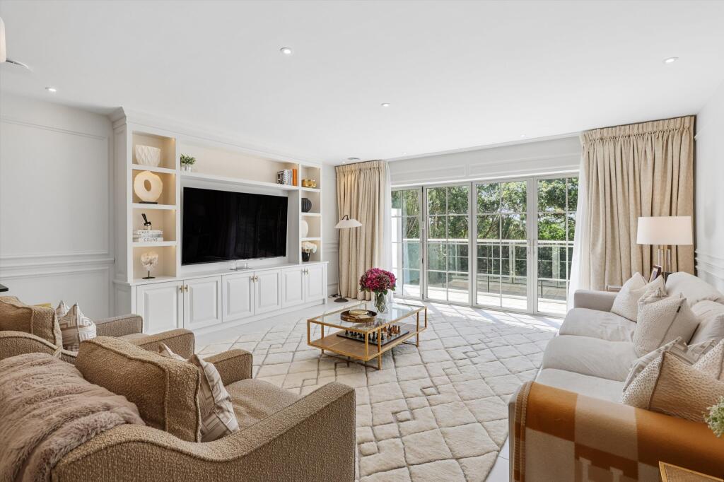 Apartment in Elmbridge, Surrey - More