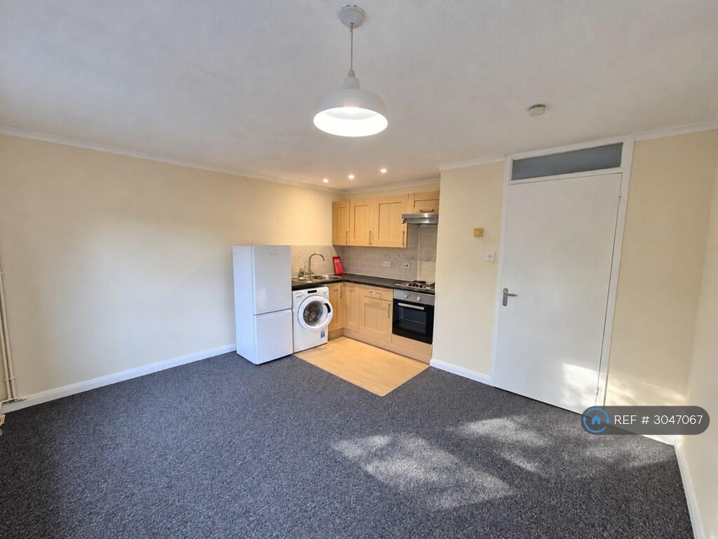 Apartment in Cambridge, Cambridgeshire - View 2