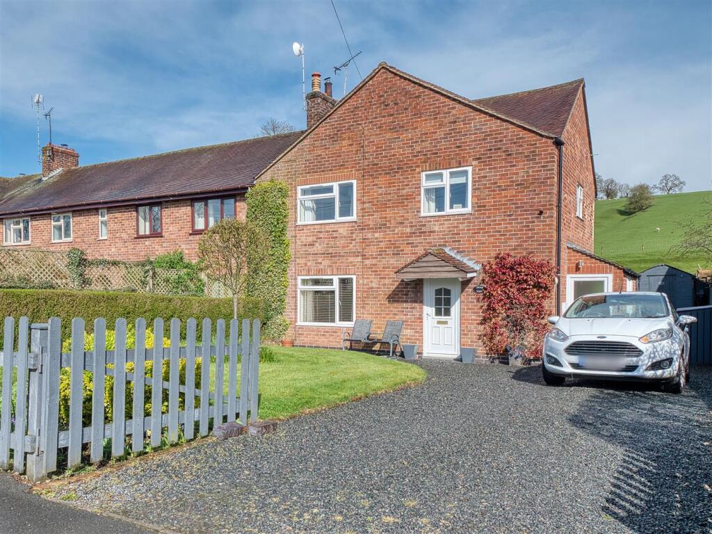 3-bed semi-detached on Peak View, Mappleton, £335,000