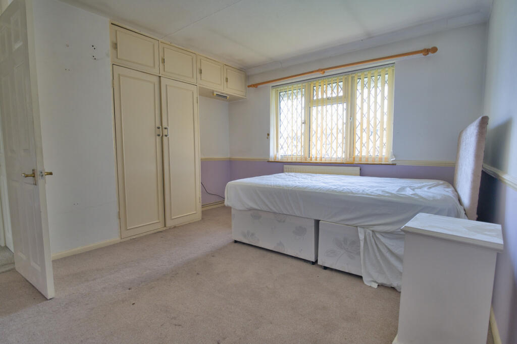 Chestnut Crescent, Reading, RG2 photo 4