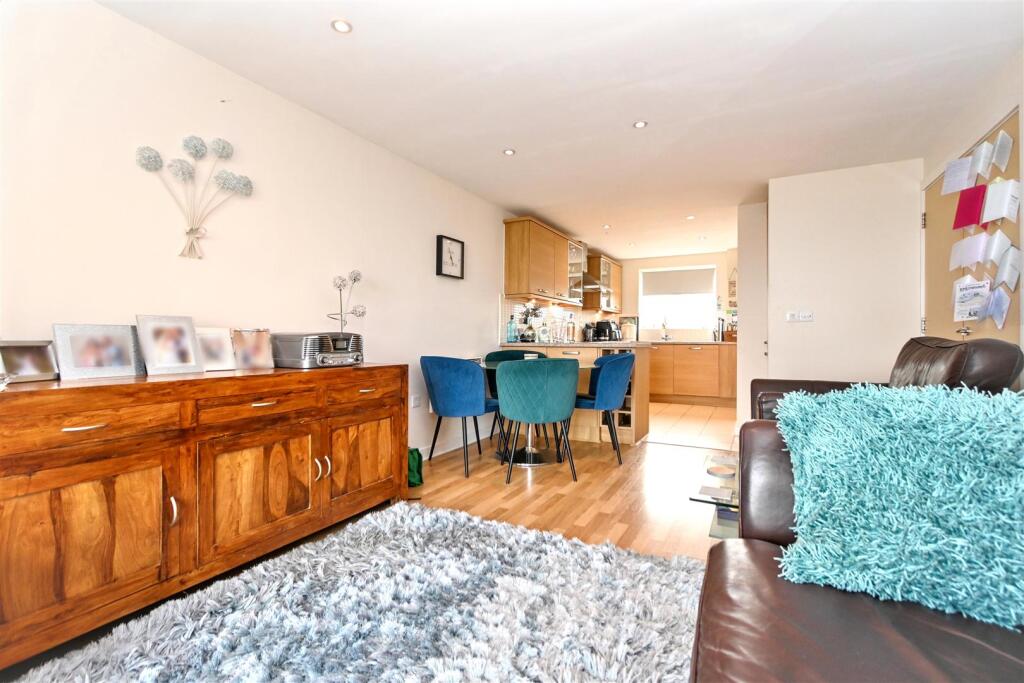 Apartment in Eastbourne, Chatsworth Strand, Crumbles - View 5