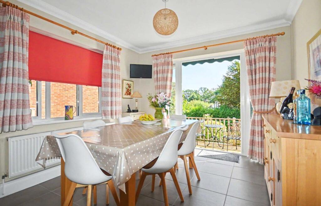 House in Farnham - More