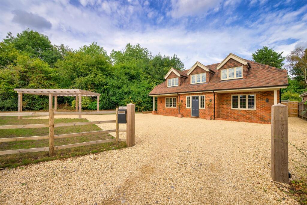 Main image of property: The Hamlet, Gallowstree Common