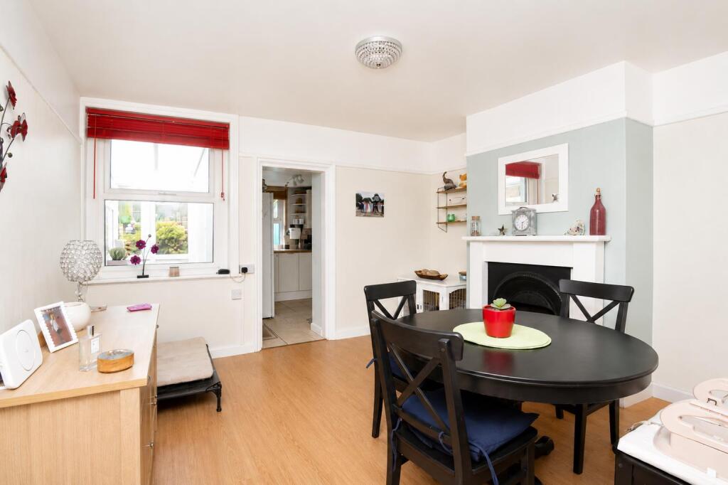 Popular Village Location * Wroxall photo 4