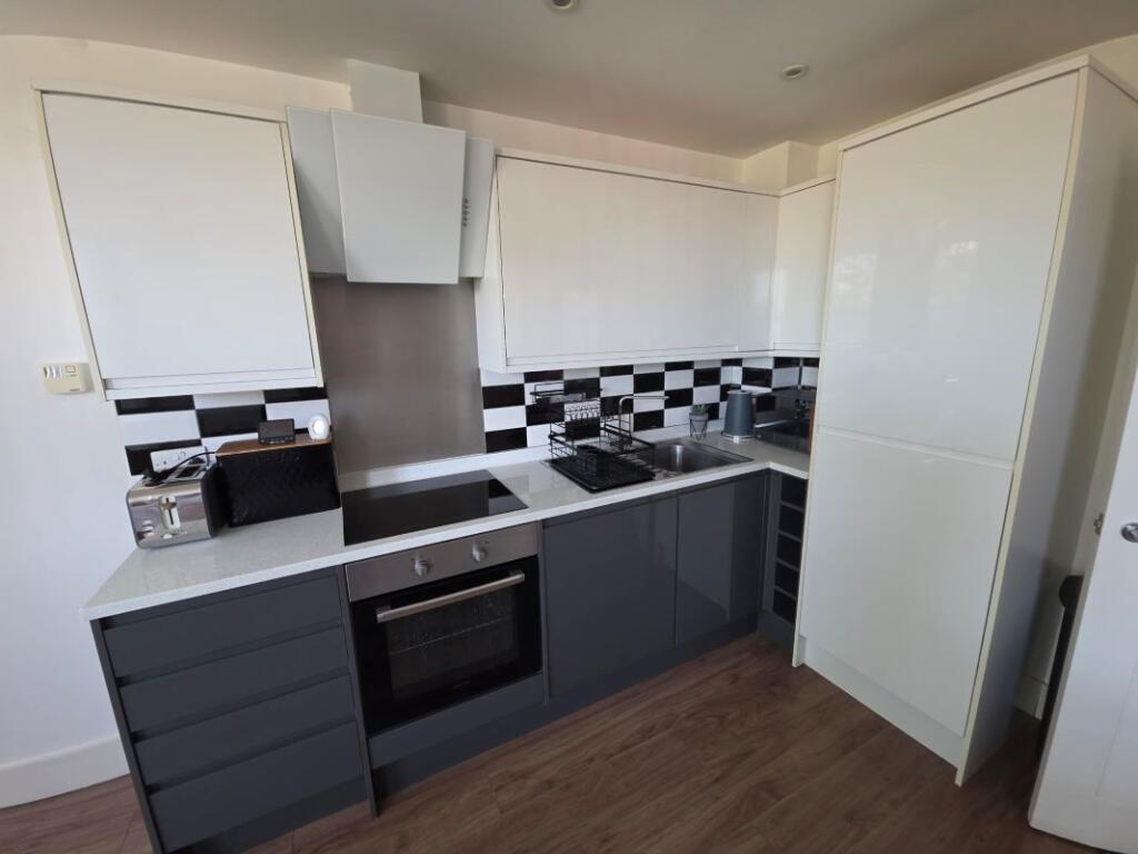 Apartment in Romford - View 5