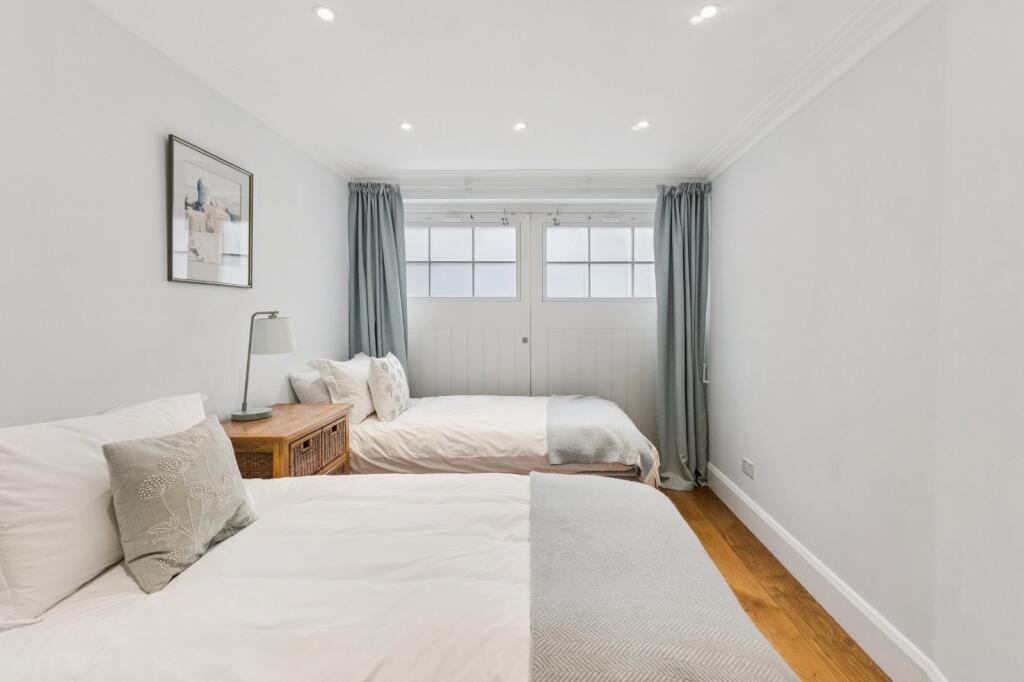 3 bedroom mews property for rent