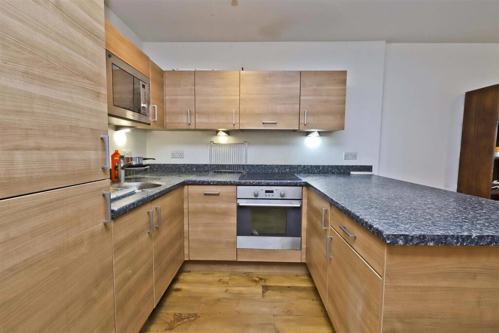 Apartment in Southall - View 4