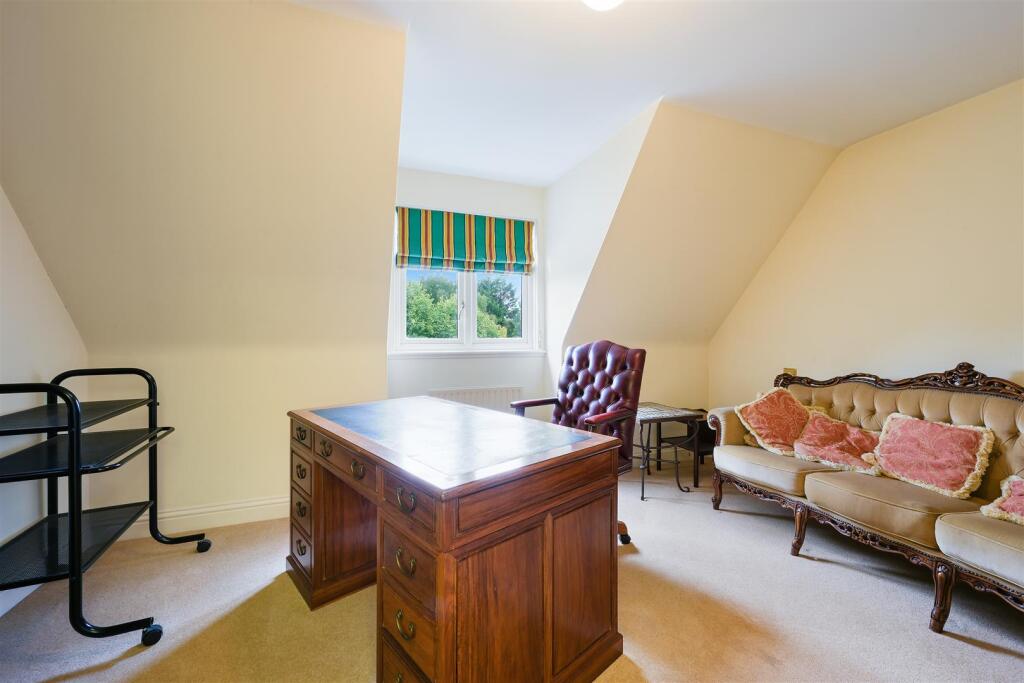 Apartment in Reigate and Banstead, Surrey - More