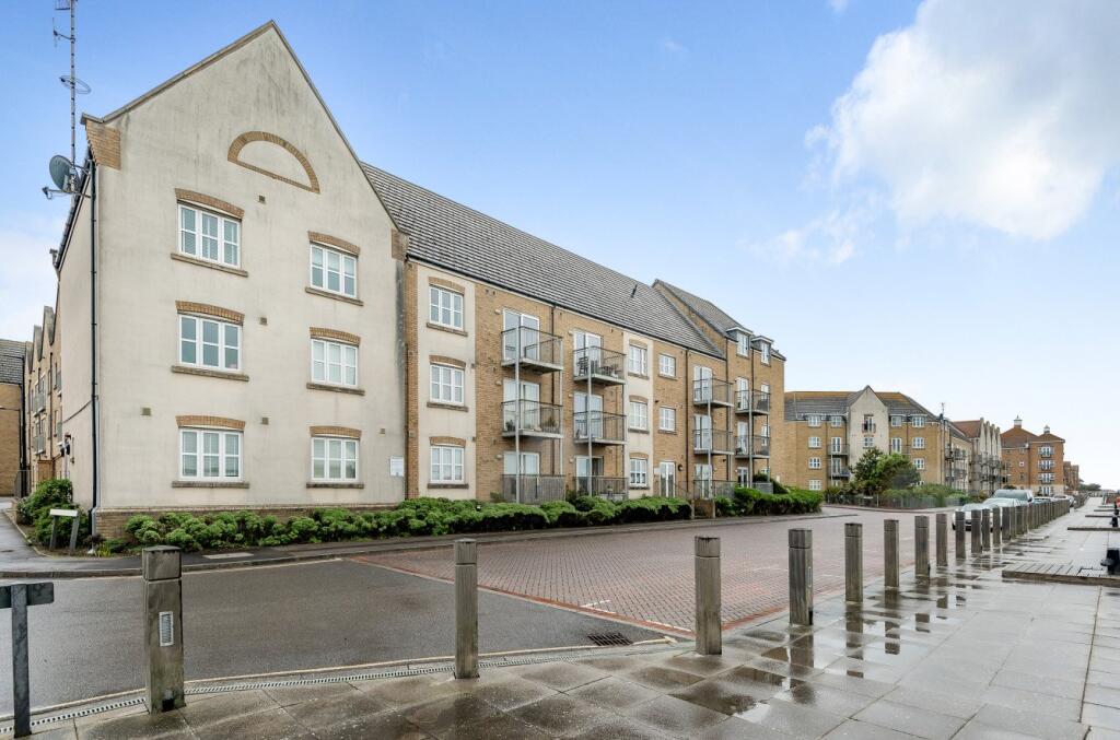 1-bed flat on Newport, Shoreham Beach, West Sussex, BN43, £180,000