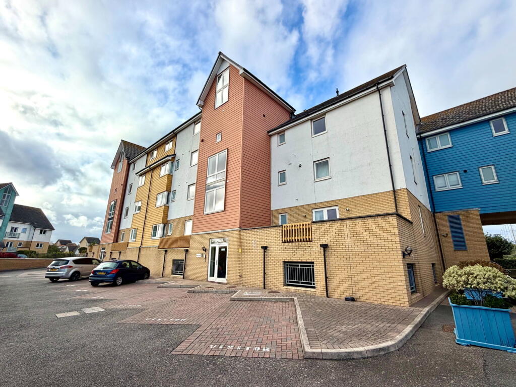 3-bed flat on A Spacious Apartment - Open Plan Living - River Views & Secure Parking - Phalarope Way, £200,000