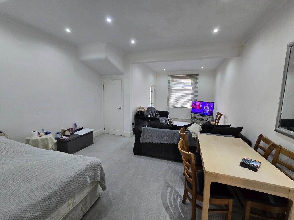 Swanfield Road, Waltham Cross, Hertfordshire, EN8 photo 4