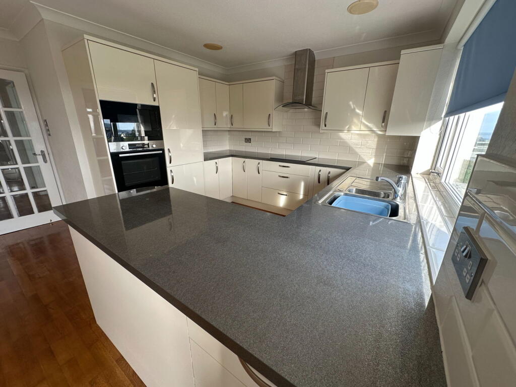 12 Barcombe Heights, Preston, Paignton, Devon, TQ3 1PT photo 4