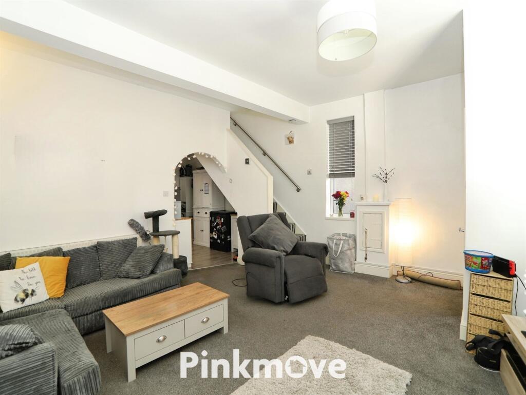House in Crosskeys, Pont-y-waun - More