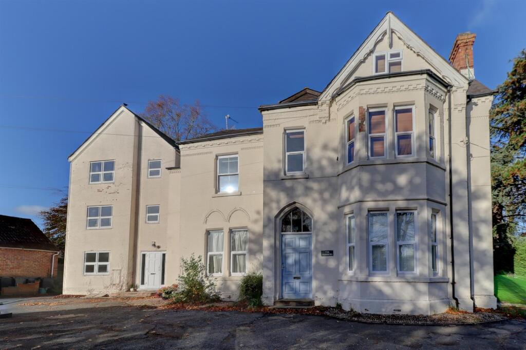 Main image of property: Holmewood Close, Kenilworth, CV8 2JE