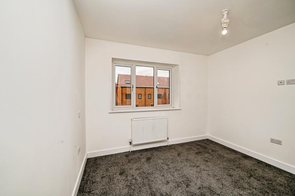 Eighth Avenue, Aylesbury, HP19 photo 3