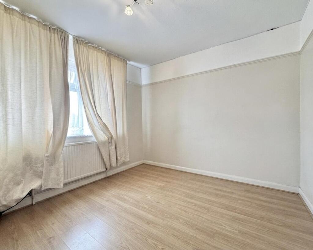 Hazel Close, N13 photo 4