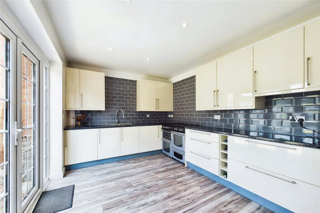Huntsmoor Road, Tadley, Hampshire, RG26 photo 3
