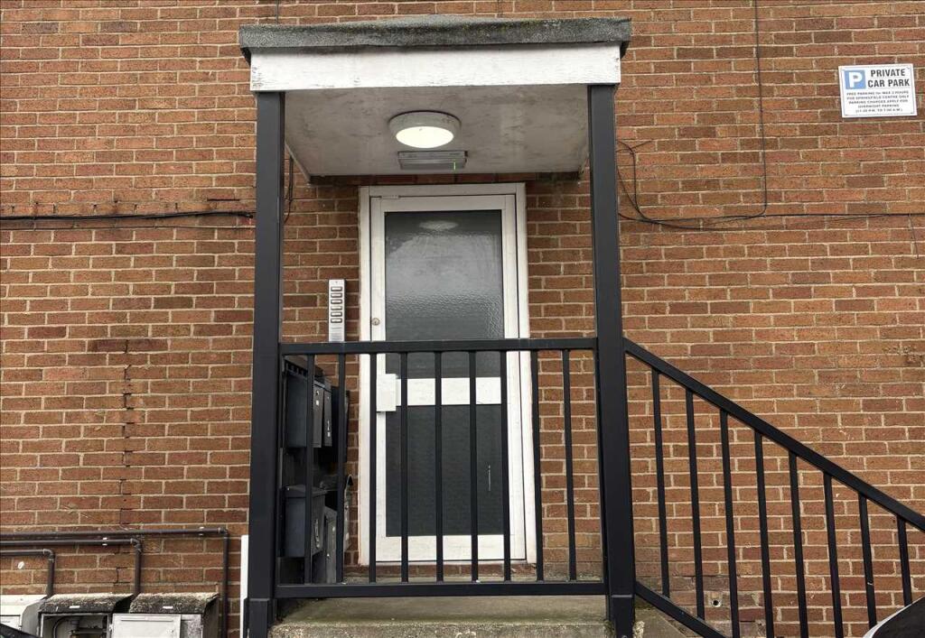1-bed flat on Springfield Court, Springfield Centre, Kempston, £125,000