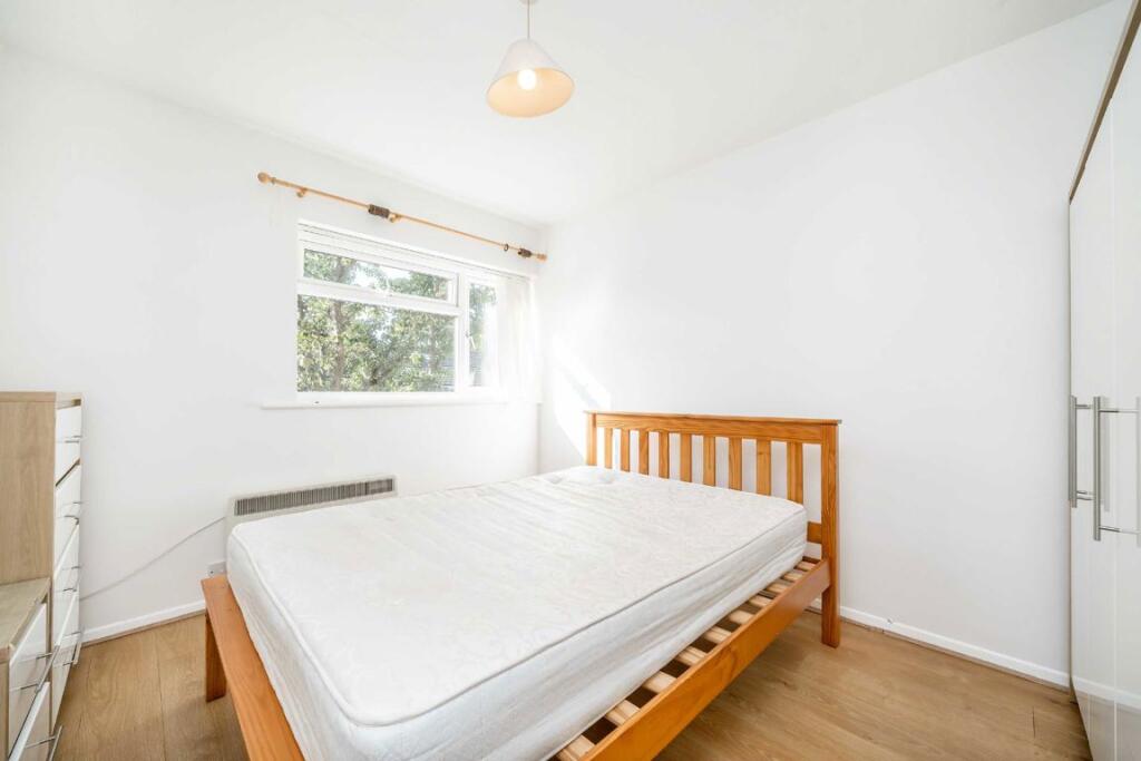 Apartment in Isleworth, Spring Grove - View 4
