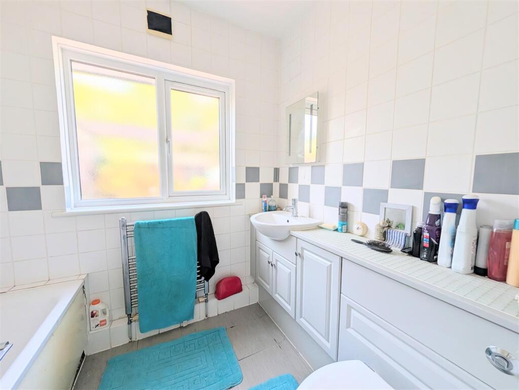 House in Southampton - More