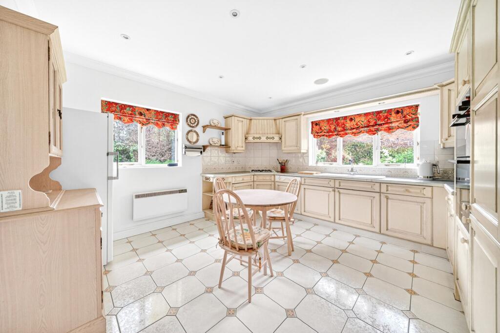 Campion Gardens, Woodford Green, IG8 photo 2