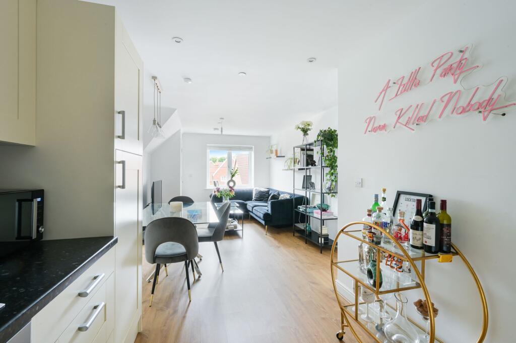 Apartment in Kingston upon Thames - View 5