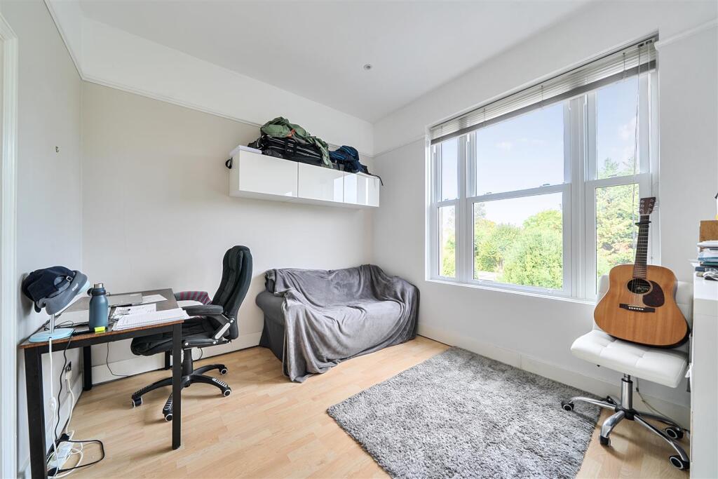 Apartment in Kingston upon Thames - View 4