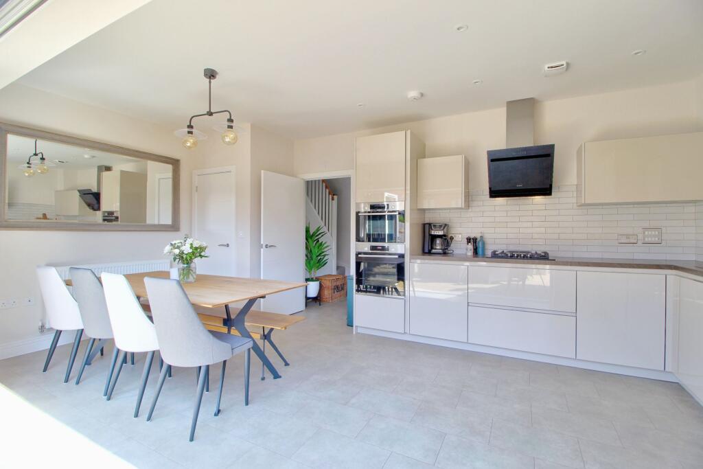Goodwood Crescent, Bucklers Park, Crowthorne - View 2