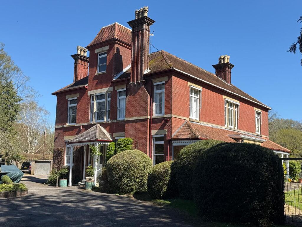 Main image of property: Botley Road, Curdridge, SO32