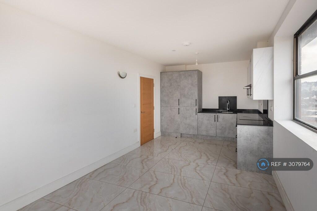 Apartment in Swindon - View 4