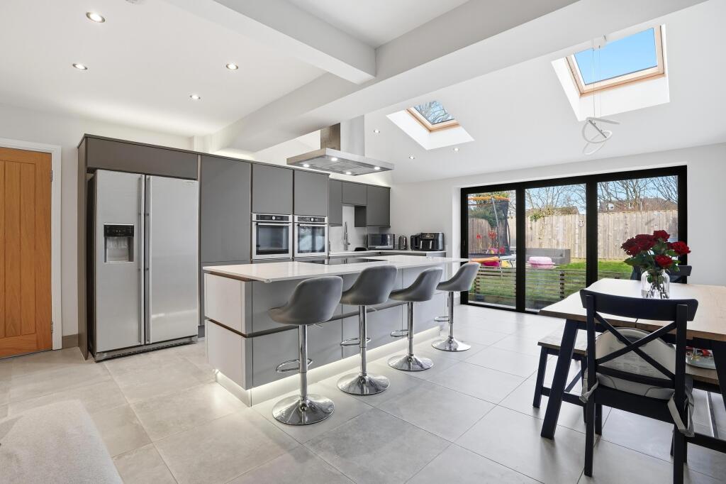 Hollyshaw Crescent, Leeds, LS15 photo 2