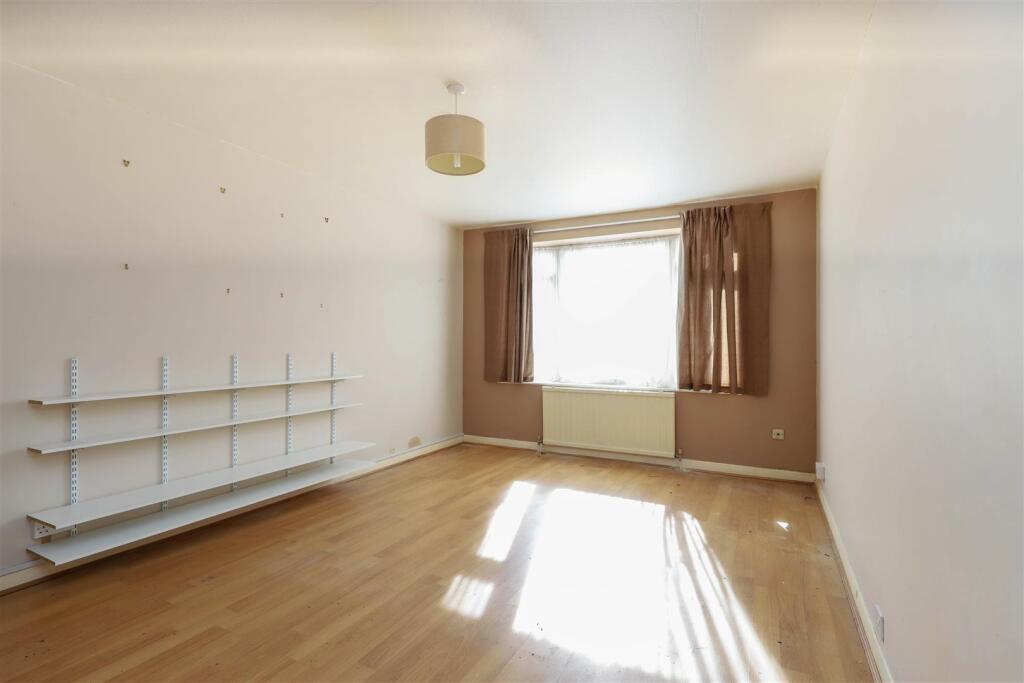 Crosier Road, Ickenham, UB10 photo 3