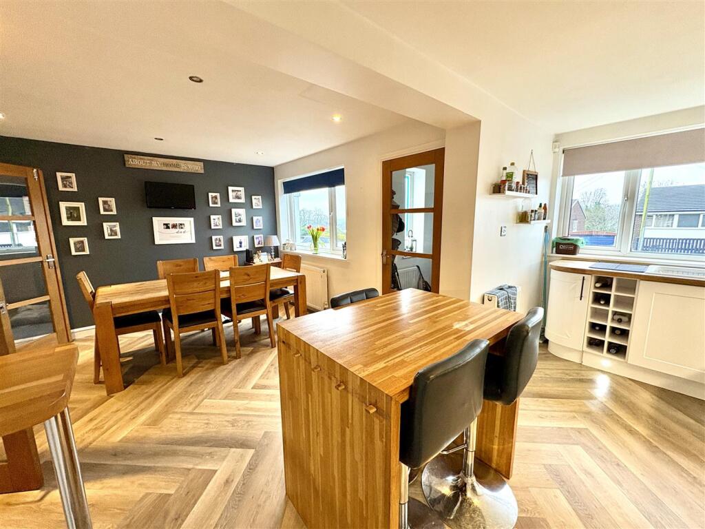 Foxcroft Drive, Rastrick, Brighouse photo 3