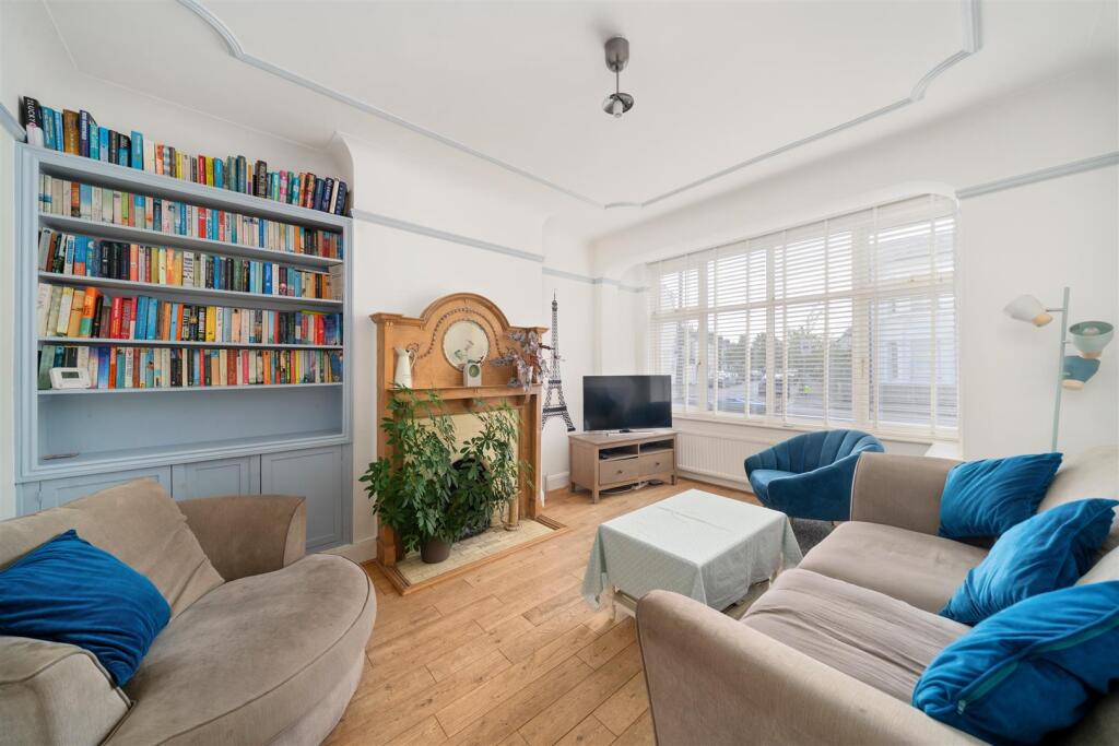 House in London, Cottenham Park, Raynes Park - View 2