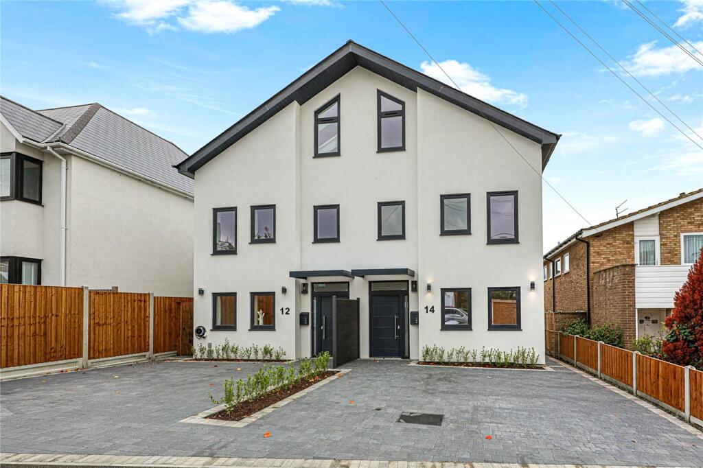 4 Bedroom Semi-Detached in SS9 2PF