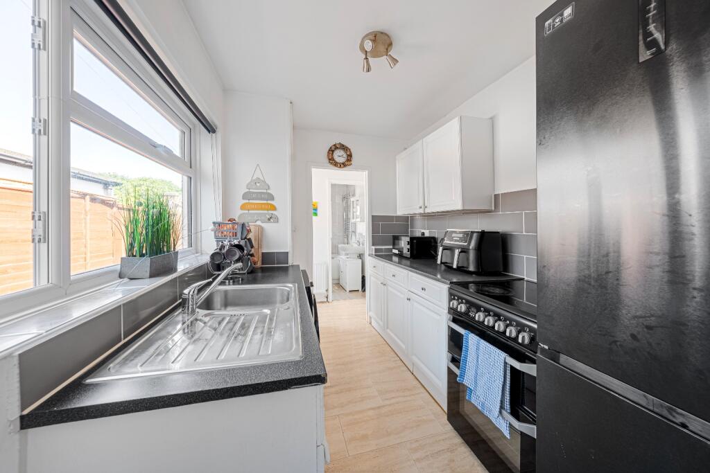St. Margarets Road, Northfleet, Gravesend, Kent, DA11 photo 4