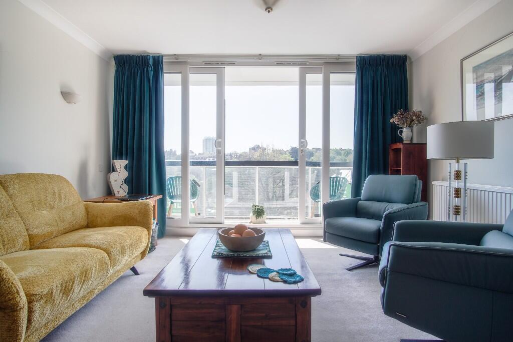 Apartment in Eastbourne, East Sussex - View 3